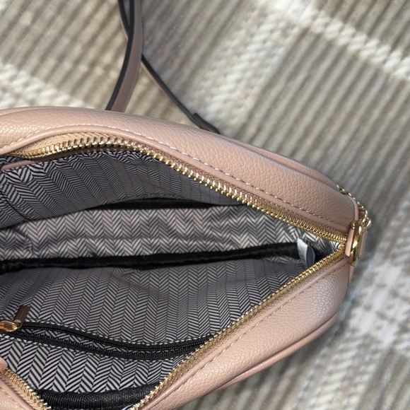 Elegant Beige Quilted Crossbody Bag - Picture 4 of 5